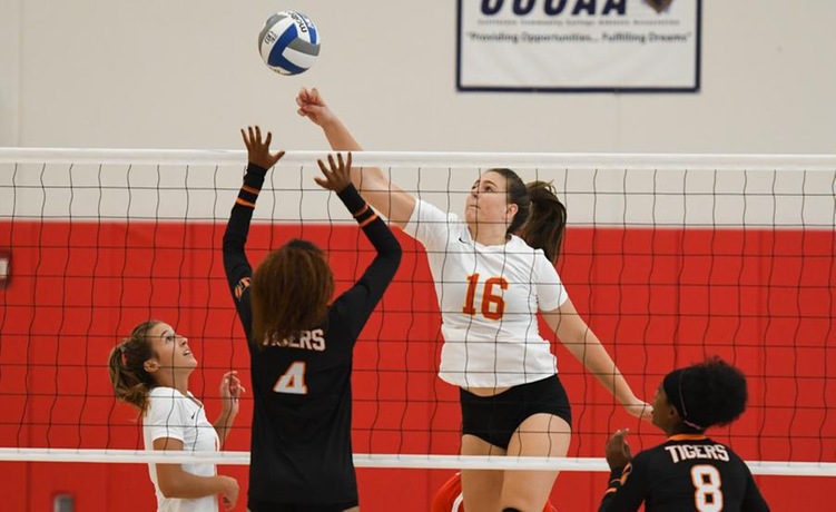 COD Women’s Volleyball opens up 2018 with a sweep of the Tigers, 3-0