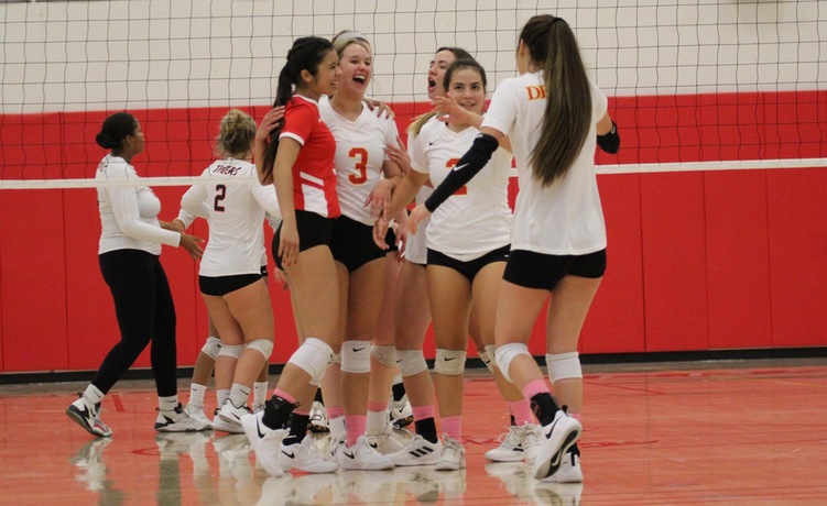 COD Women’s Volleyball overpowers the Coyotes in a sweep, 3-0